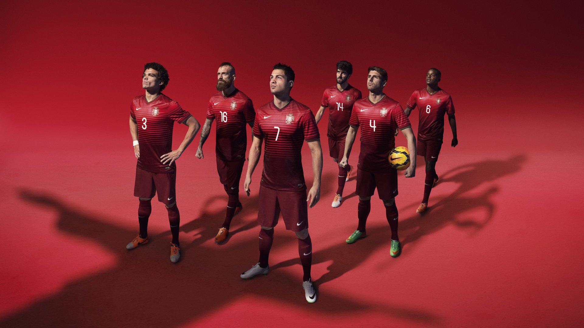 球员挑战高强度训练自我突破展现不服输的职业拼搏精神，职业球员训练强度多大